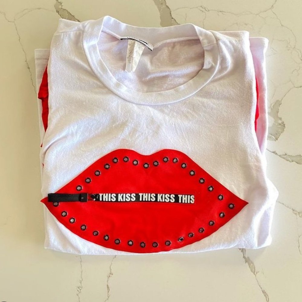 Fashion nova “kiss this” graphic tee